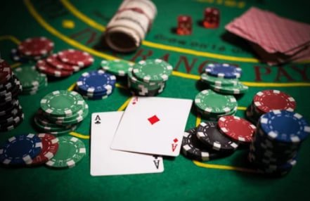 Giao diện sảnh game 990k hiển thị Live Casino và Slot Online trên màn hình